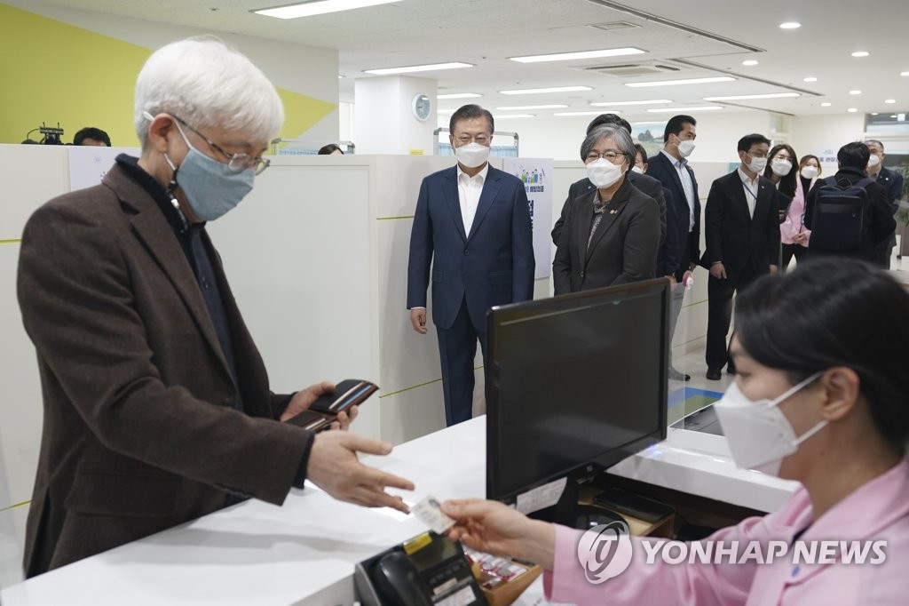 백신접종 과정 지켜보는 문재인 대통령
