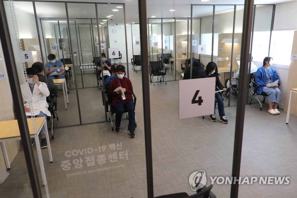 관찰실에서 대기하는 의료진