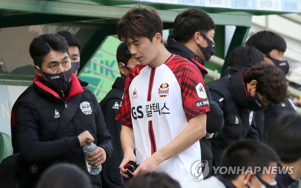 FC Seoul midfielder Ki Sung-yueng (C) returns to the bench after being substituted during a K League 1 match against Jeonbuk Hyundai Motors at Jeonju World Cup Stadium in Jeonju, 240 kilometers south of Seoul, on Feb. 27, 2021. (Yonhap)
