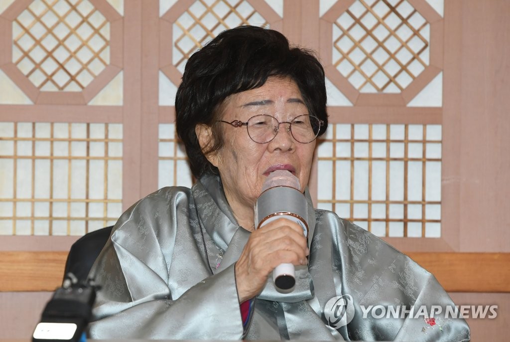 Lee Yong-soo, a victim of Japan's wartime sexual slavery, speaks during a press meeting at the foreign ministry in Seoul on March 3, 2021, after meeting Foreign Minister Chung Eui-yong. (Yonhap)