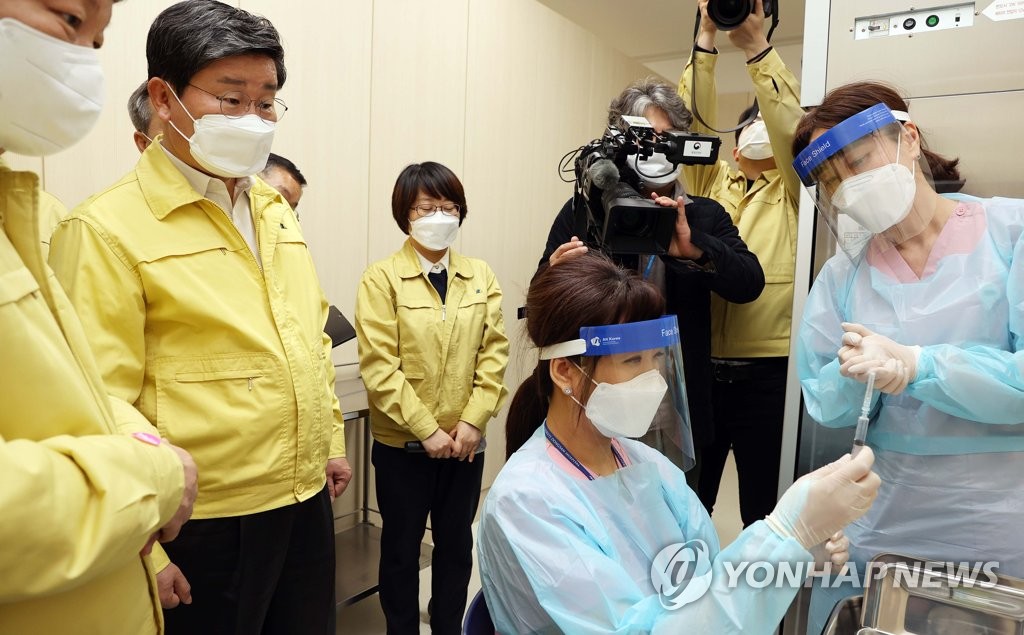 전해철 장관, 코로나19 백신 접종 추진상황 점검