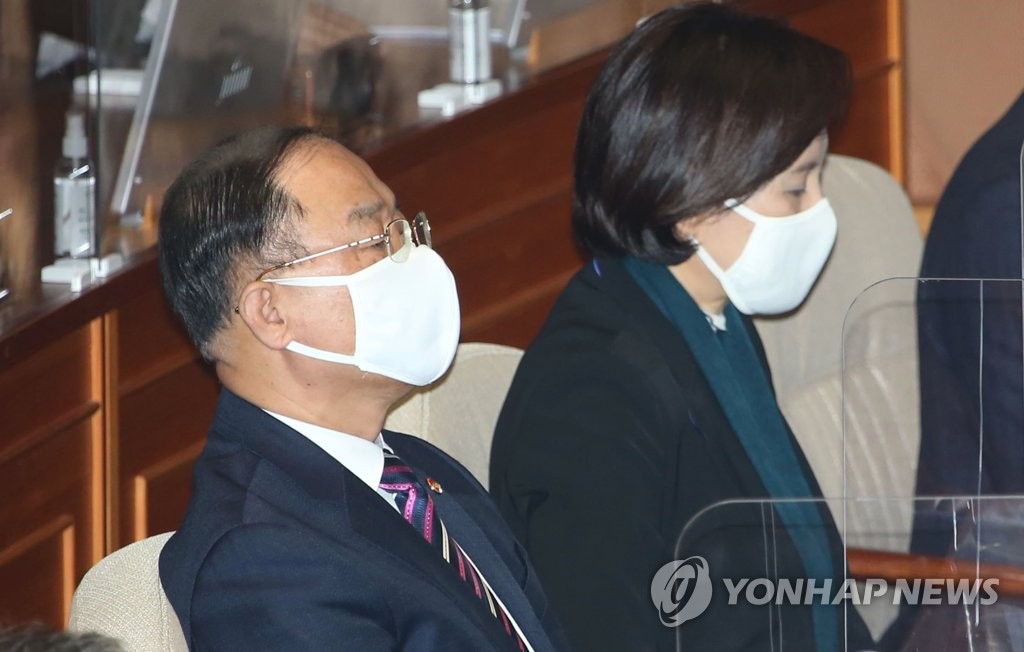 정세균 총리 추경안 시정연설 듣는 홍남기 부총리