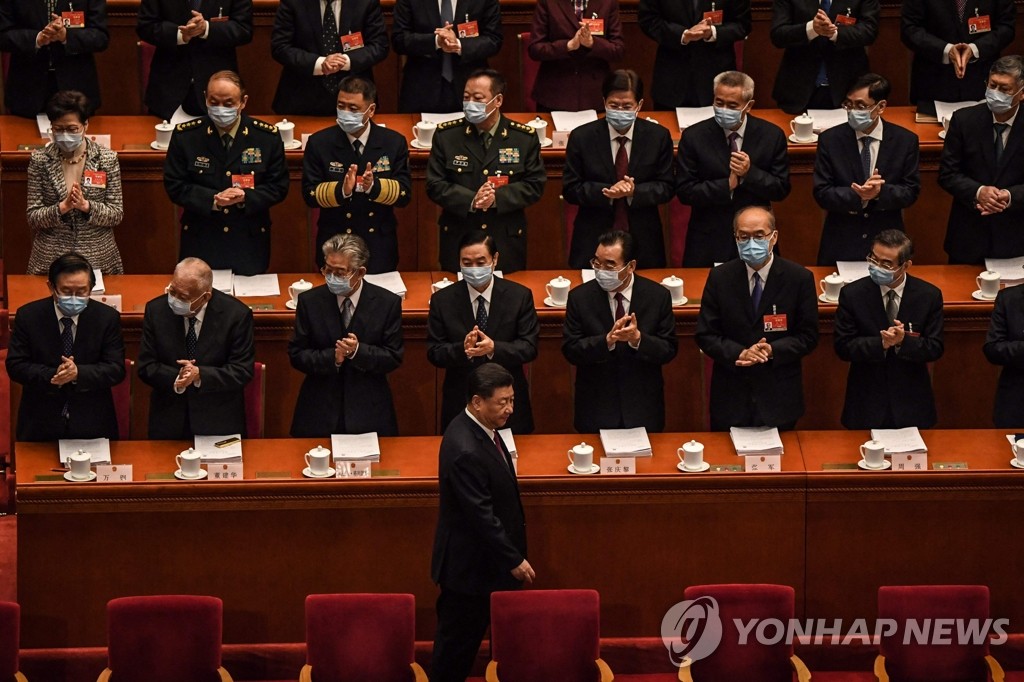 중국 전인대 개막식 도착해 대표들 박수받는 시진핑