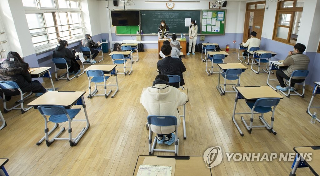 A recruitment test for public servants is under way at a school in the central city of Daejeon on March 6, 2021, with applicants sitting apart to prevent coronavirus infections, in this photo provided by the Ministry of Personnel Management. (PHOTO NOT FOR SALE) (Yonhap)