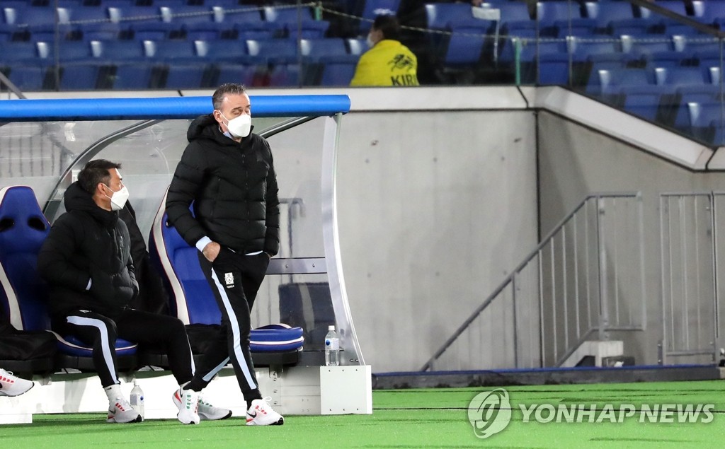 Paulo Bento, (R), head coach of the South Korean men's national football team, watches his team in a friendly match against Japan at at Nissan Stadium in Yokohama, Japan, on March 25, 2021. (Yonhap)