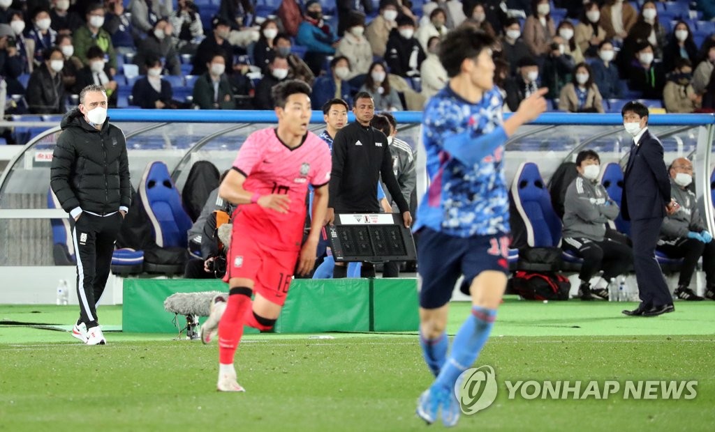 경기 지켜보는 벤투 감독