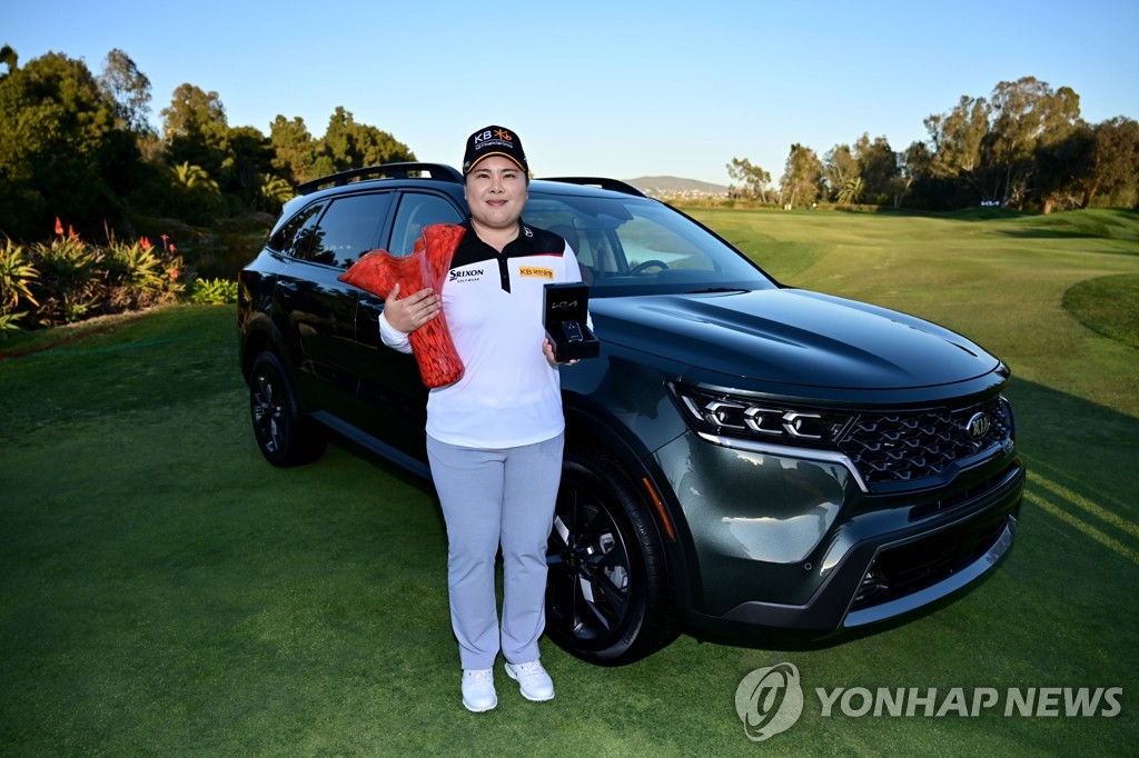 LPGA KIA 클래식 우승해 트로피 든 박인비