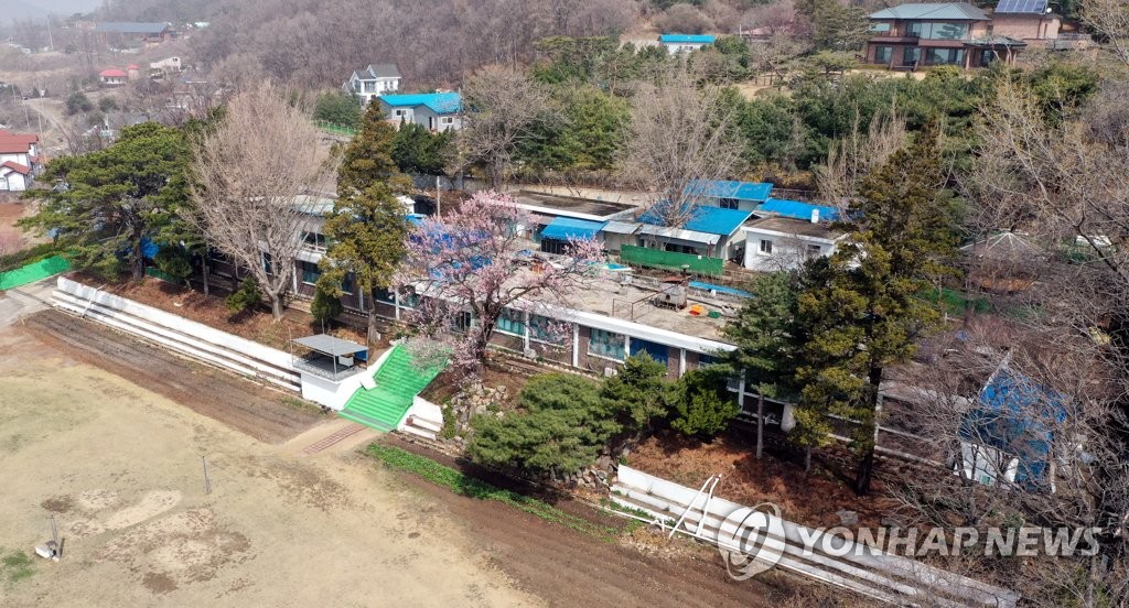 코로나19 확진자 무더기로 나온 인천 강화도 폐교