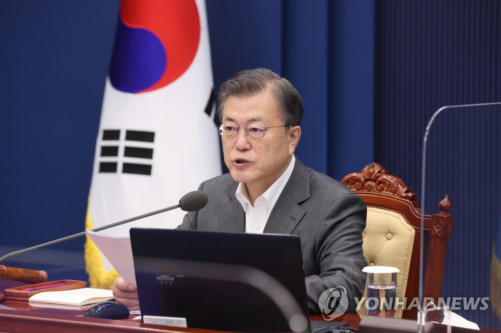 Le président Moon Jae-in prend la parole lors d'une réunion des ministres le 30 mars 2021 à Cheong Wa Dae.