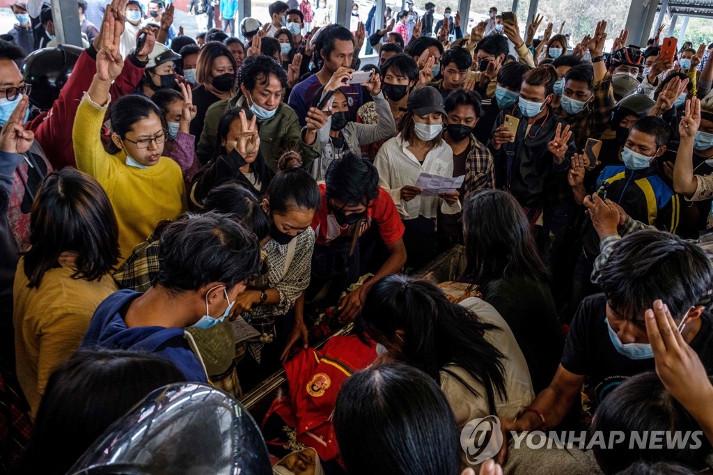 사망 시위자 장례식서 '세 손가락 경례'하는 미얀마인들