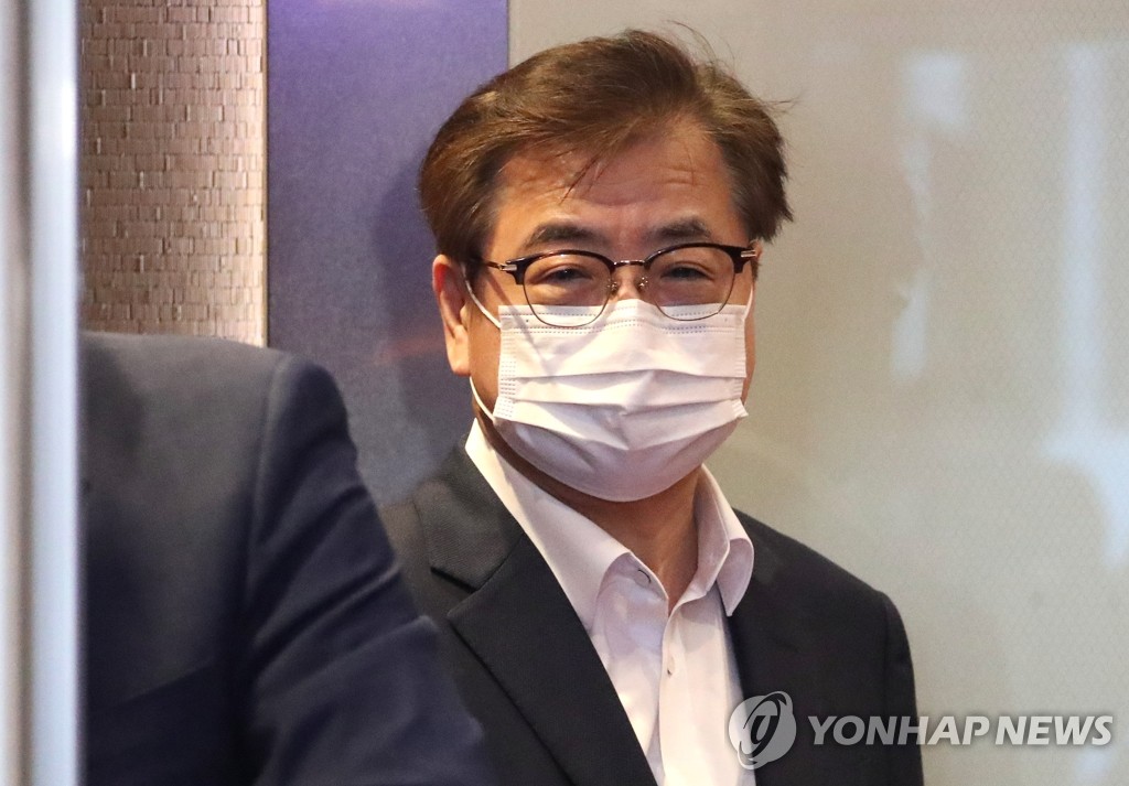 The photo, taken March 30, 2021, shows South Korean National Security Adviser Suh Hoon visiting the Foreign Ministry in Seoul, shortly before he was set to depart for the United States for three-way dialogue with his U.S. counterpart, Jake Sullivan, and Japanese counterpart, Shigeru Kitamura. (Yonhap)