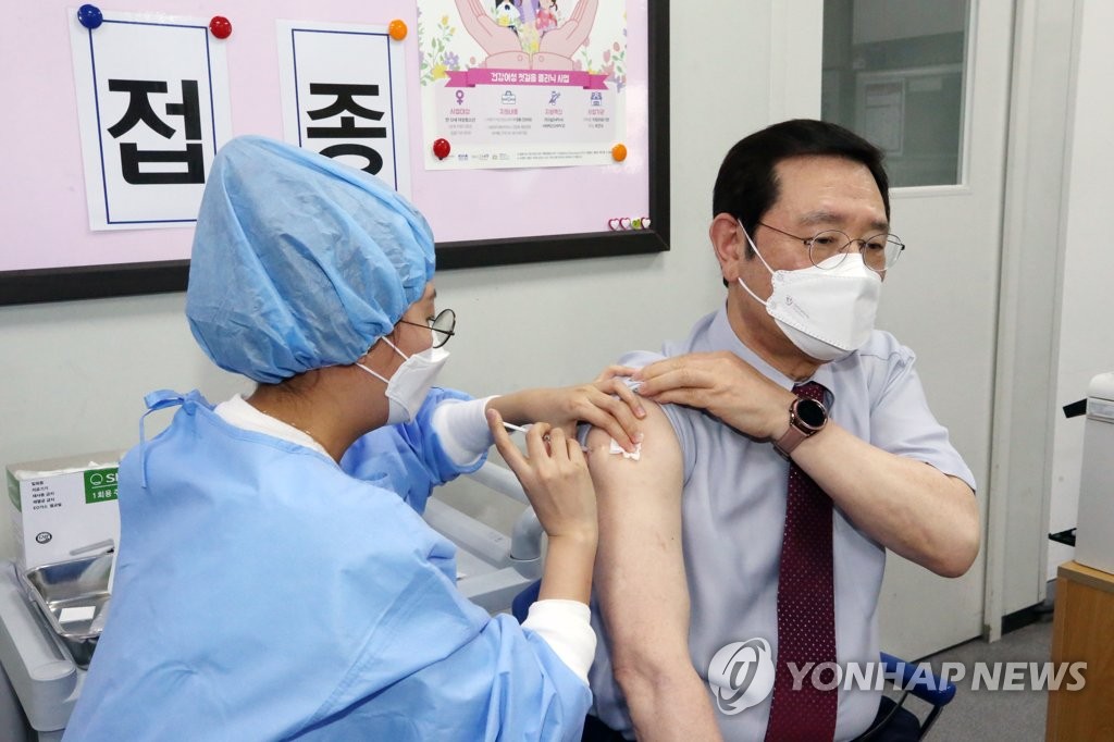 AZ백신 접종하는 이용섭 광주시장
