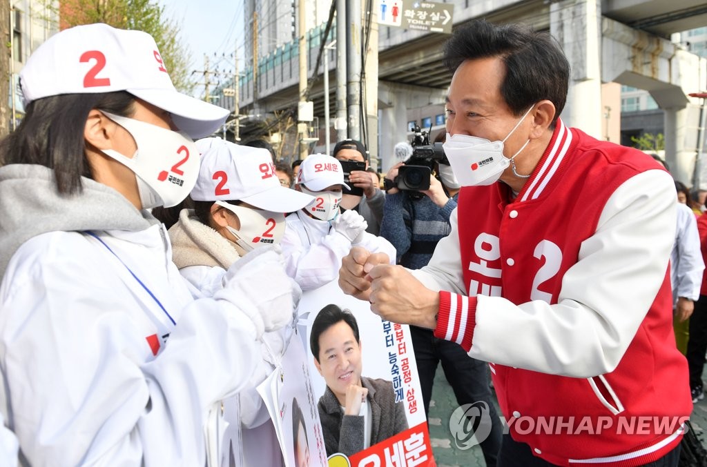 선거운동원들과 인사하는 오세훈 후보
