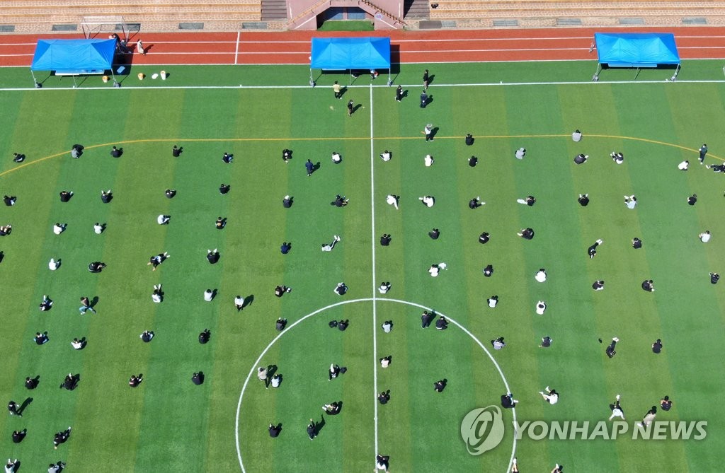 검사 순서 기다리는 학생들