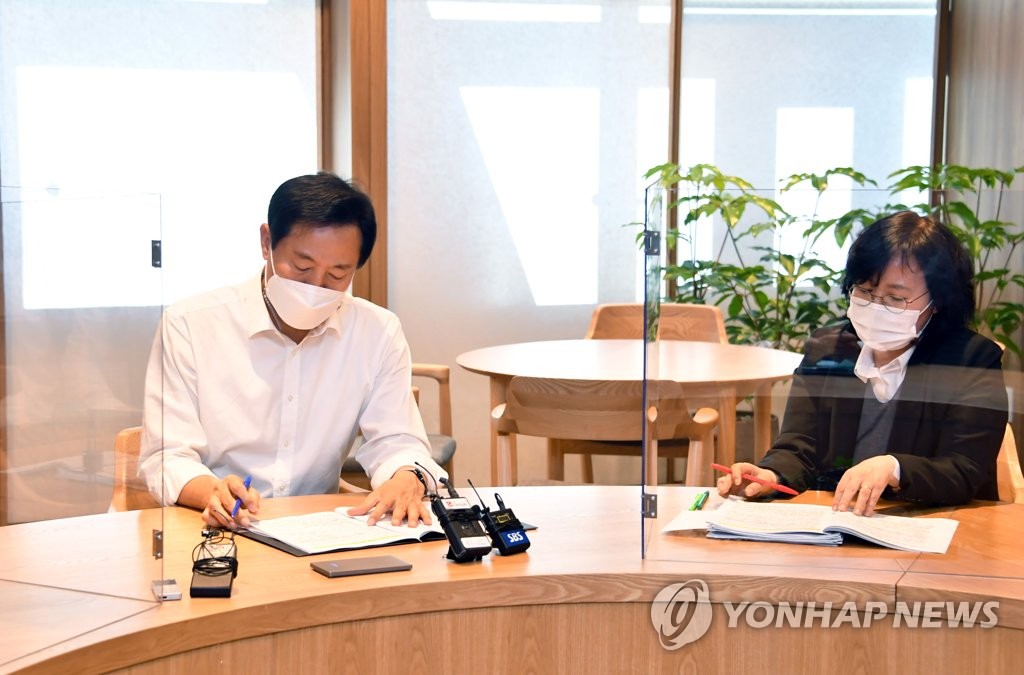 코로나19 현안 보고 받는 오세훈 서울시장