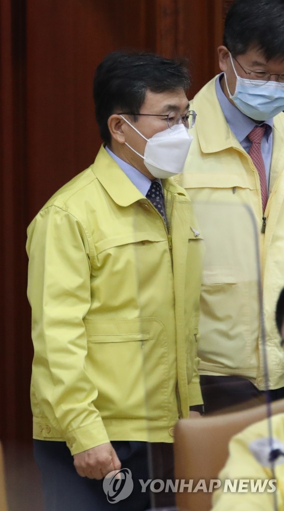중대본 회의 참석하는 권덕철 장관