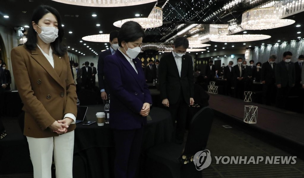 묵념하는 민주당 초선 의원들