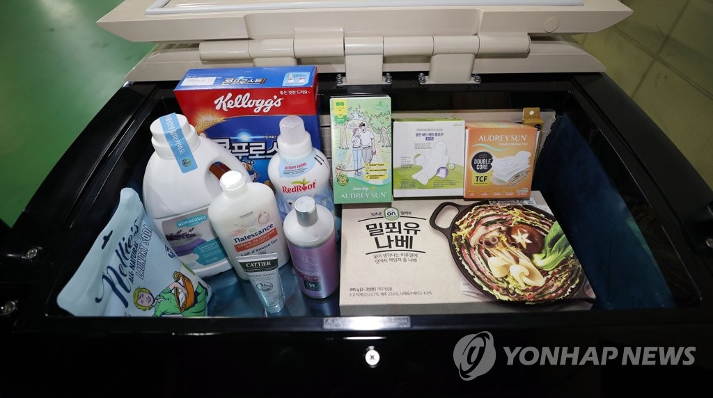 한국야쿠르트 냉장카트에 담긴 밀키트와 생활용품들