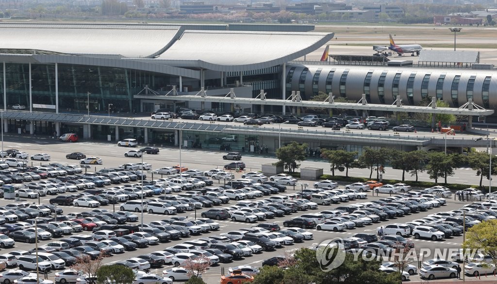 코로나 확산 속 차량 가득한 김포공항 주차장