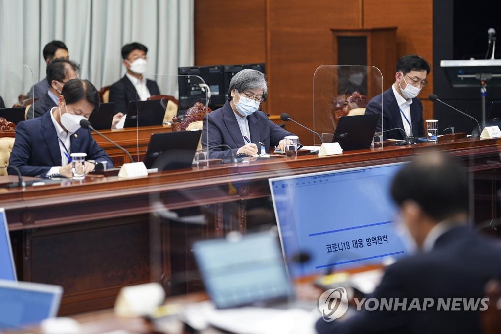 Jung Eun-kyeong (C), director of the Korean Disease Control and Prevention Agency, attends an interagency meeting on COVID-19 held at Cheong Wa Dae in Seoul on April 12, 2021. (Yonhap)