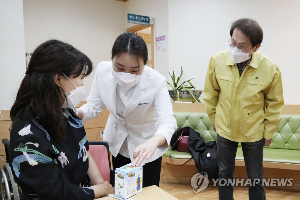 보건교사 백신 접종 지켜보는 조희연 교육감