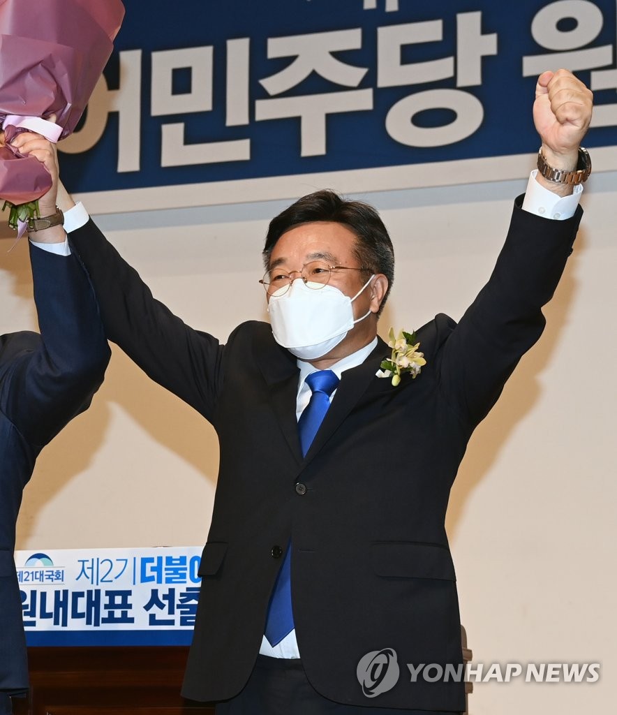인사하는 민주당 윤호중 신임 원내대표