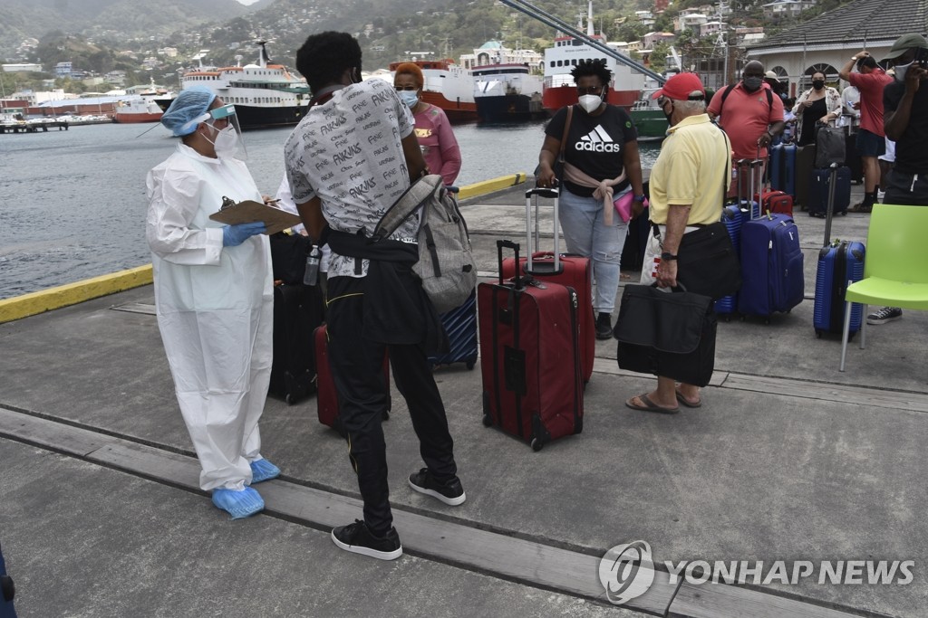 화산 폭발 세인트빈센트에서 대피하는 외국인들