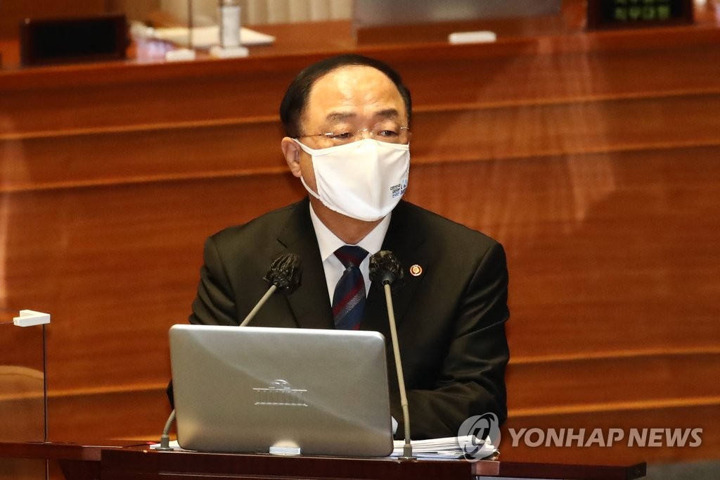 대정부질문 답변하는 홍남기 총리 대행