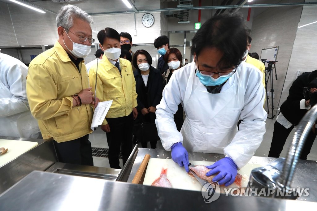 Checking radiation levels in fish from Japan Checking radiation levels in fish from Japan