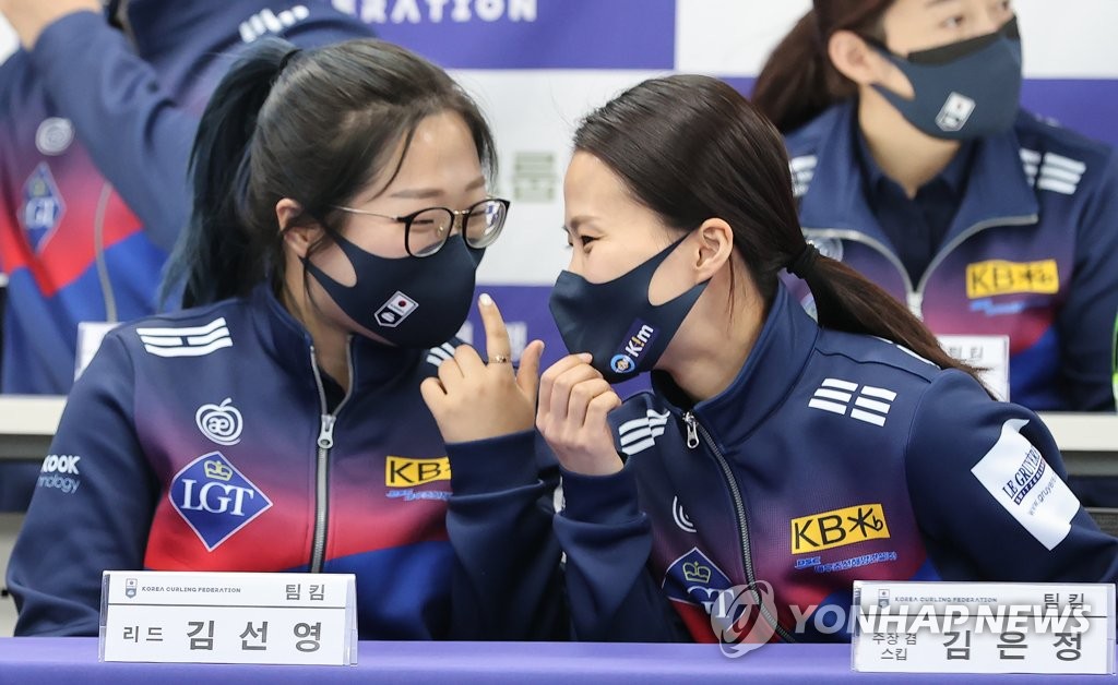 팀킴 김은정(오른쪽)과 김선영(왼쪽)
