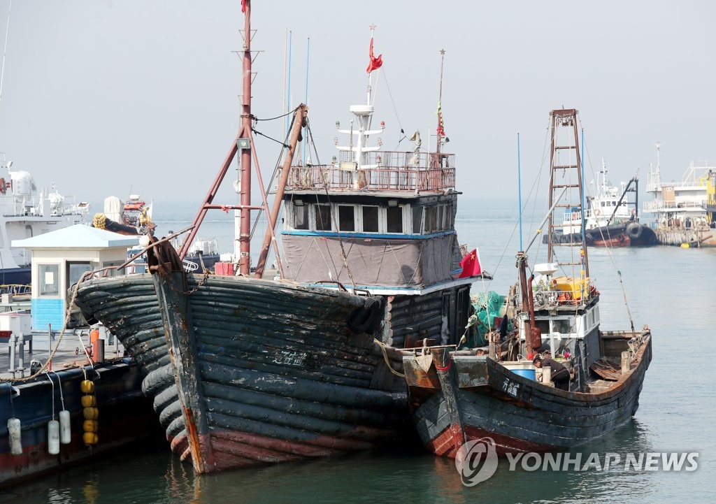 해경에 붙잡힌 불법조업 중국어선 선원들…이틀째 중국 어선 나포