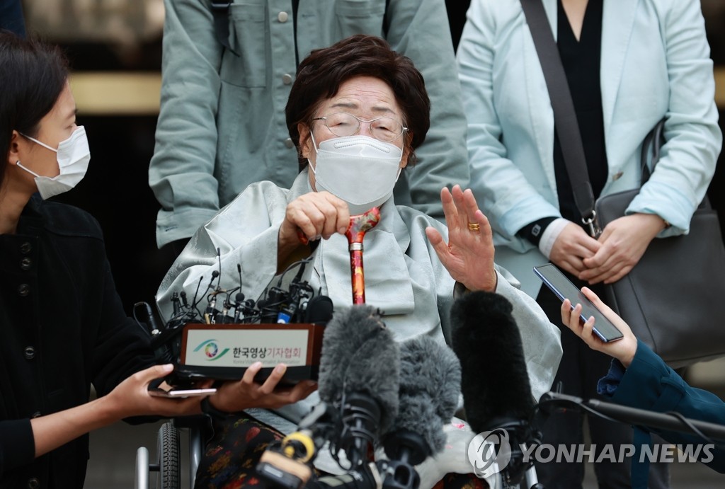 Lee Yong-su, one of the few surviving victims of Japan's wartime sexual slavery, speaks before media after a Seoul court dropped the damages suit filed by the victims against the Japanese government, citing the principle of sovereign immunity that stipulates a country is immune from the judicial jurisdiction of a foreign country, in this file photo taken April 21, 2021. (Yonhap) 