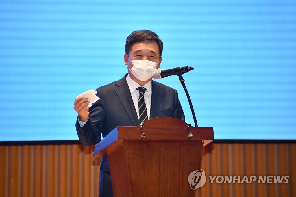 서정협 행정1부시장 눈에 맺힌 눈물
