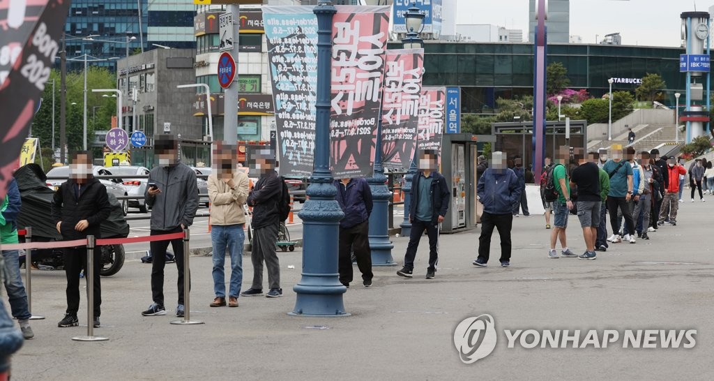 길게 이어진 코로나19 검사 행렬