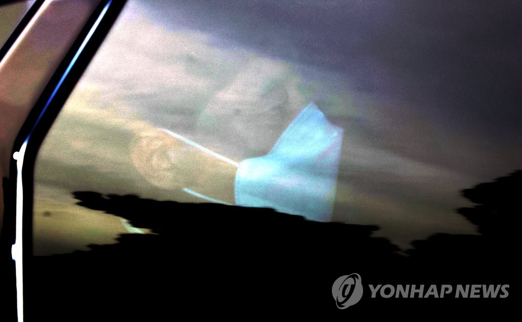 출근하는 이성윤 중앙지검장