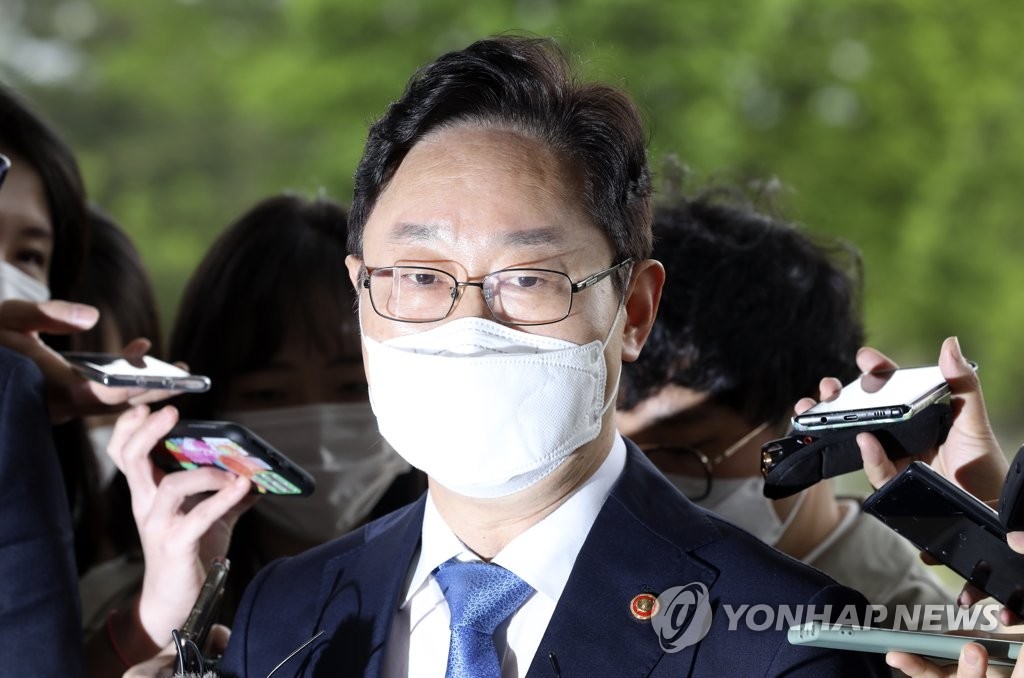 취재진 질문에 답하는 박범계 장관