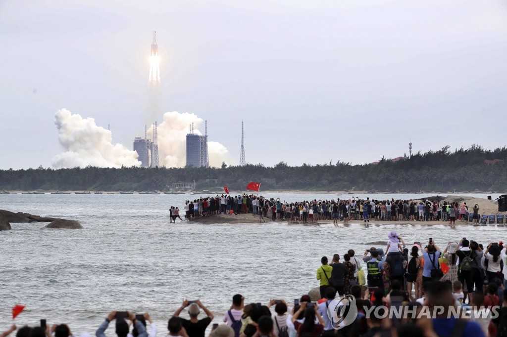 중국 우주정거장 핵심 모듈 '톈허' 발사 지켜보는 군중