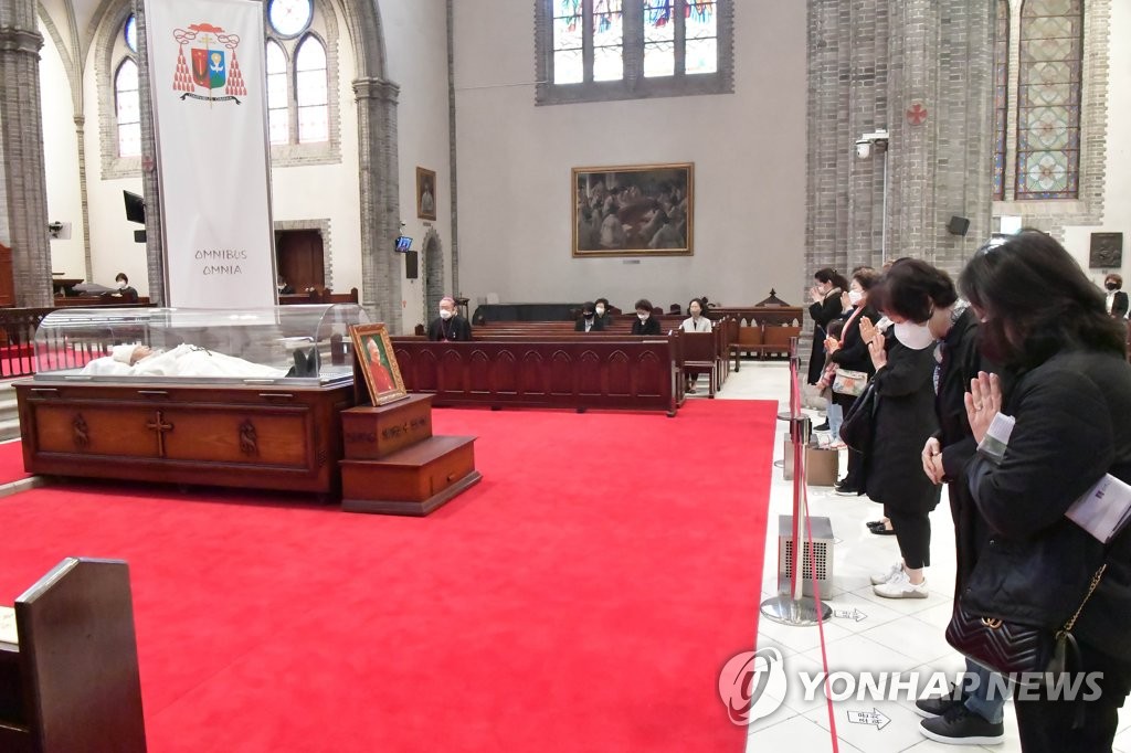 This pool photo shows visitors paying their respects to late Cardinal Nicholas Cheong Jin-suk at the Myeongdong Cathedral in central Seoul on April 30, 2021. (Yonhap)