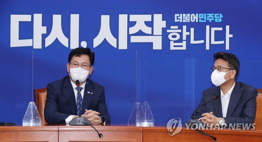 (왼쪽부터) 송영길 대표 - 이철희 정무수석