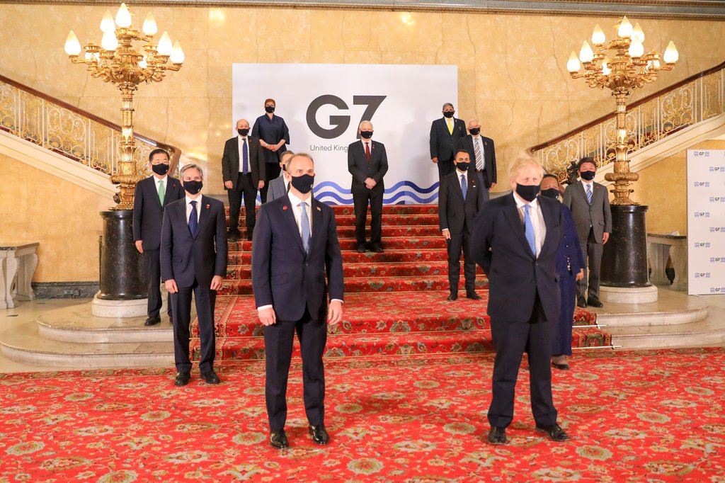 Les ministres des Affaires étrangères et du Développement posent pour une séance photos lors de la réunion ministérielle du G7 qui s'est déroulée les 4 et 5 mai 2021 à Londres. Le ministre sud-coréen des Affaires étrangères Chung Eui-yong se trouve au troisième rang à gauche et au premier rang à droite est situé le Premier ministre britannique Boris Johnson. (Photo fournie par le ministère des Affaires étrangères. Revente et archivage interdits)