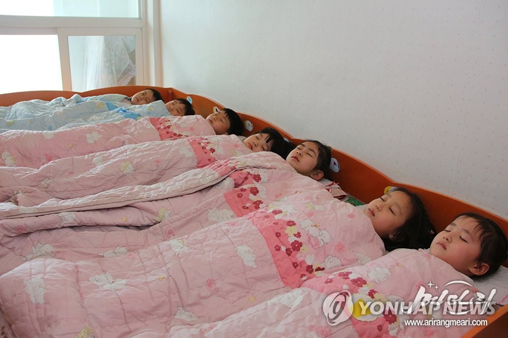 유치원에 모여 낮잠 자는 북한 어린이들