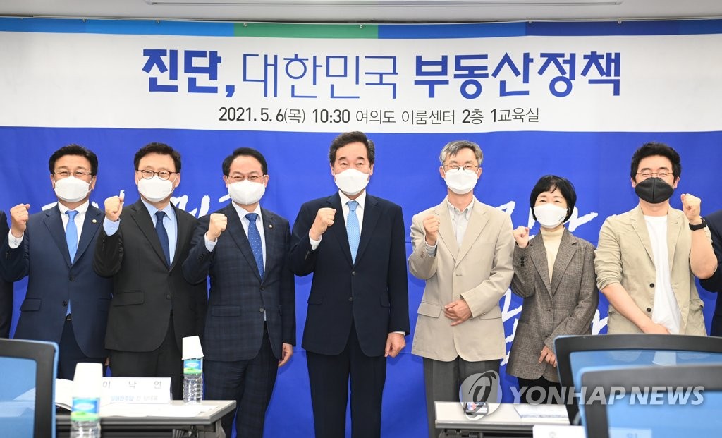 기념촬영하는 민주당 이낙연 전 대표