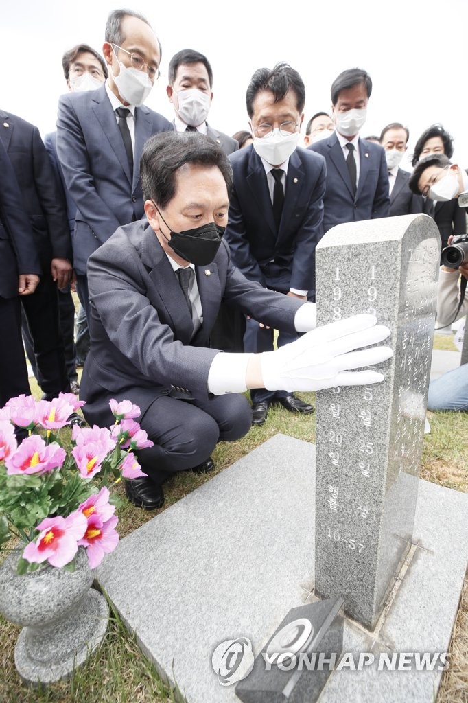 5·18묘지 방문한 김기현 당 대표 권한대행