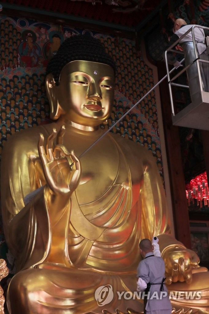 Limpieza antes del Cumpleaños de Buda Limpieza antes del Cumpleaños de Buda