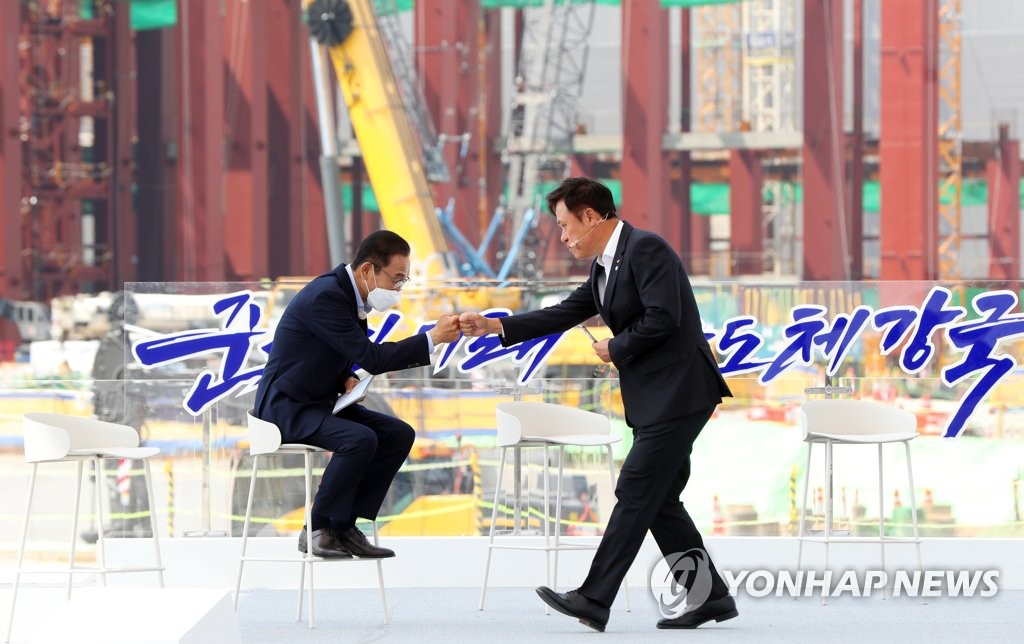 주먹인사 하는 삼성전자 김기남, SK하이닉스 박정호 부회장
