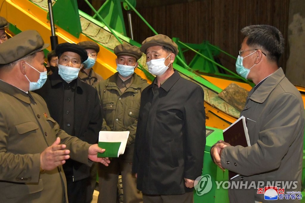 북한 김덕훈 내각총리, 삼지연시 여러 부문 시찰
