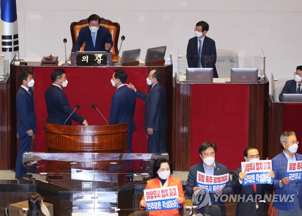 논쟁하는 여야 원내대표