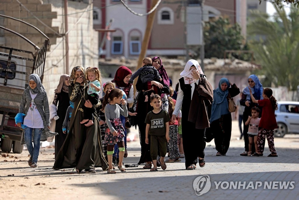 공습 피해 피난길 나서는 팔레스타인 어린이와 여성들