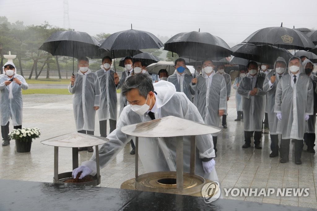 5·18 묘역 참배하는 김승남 민주당 전남도당위원장