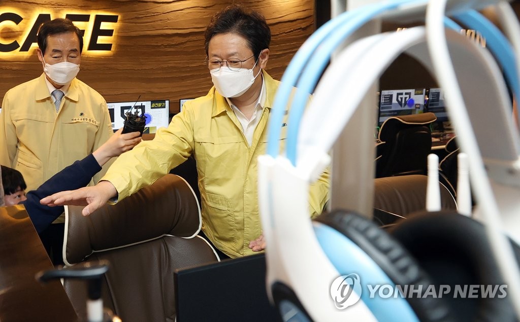PC방 방역 현장 점검 나선 황희 장관과 문석진 구청장